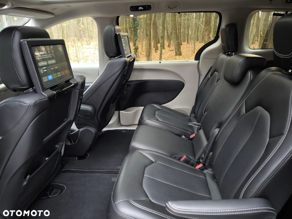 Chrysler Pacifica - 17