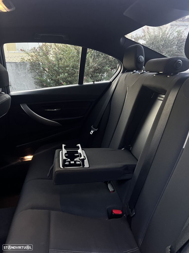 BMW 318 d Line Sport — fotografia 5