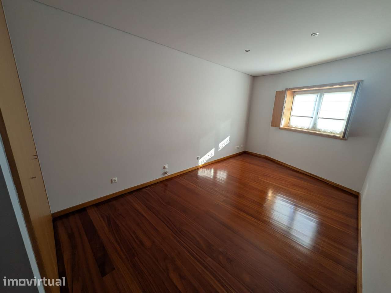 Moradia T5 geminada com jardim e garagem - Grande imagem: 4/27