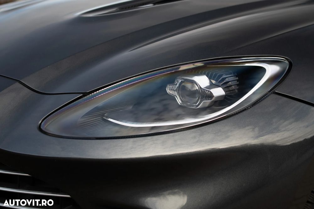 Aston Martin DBX - 11