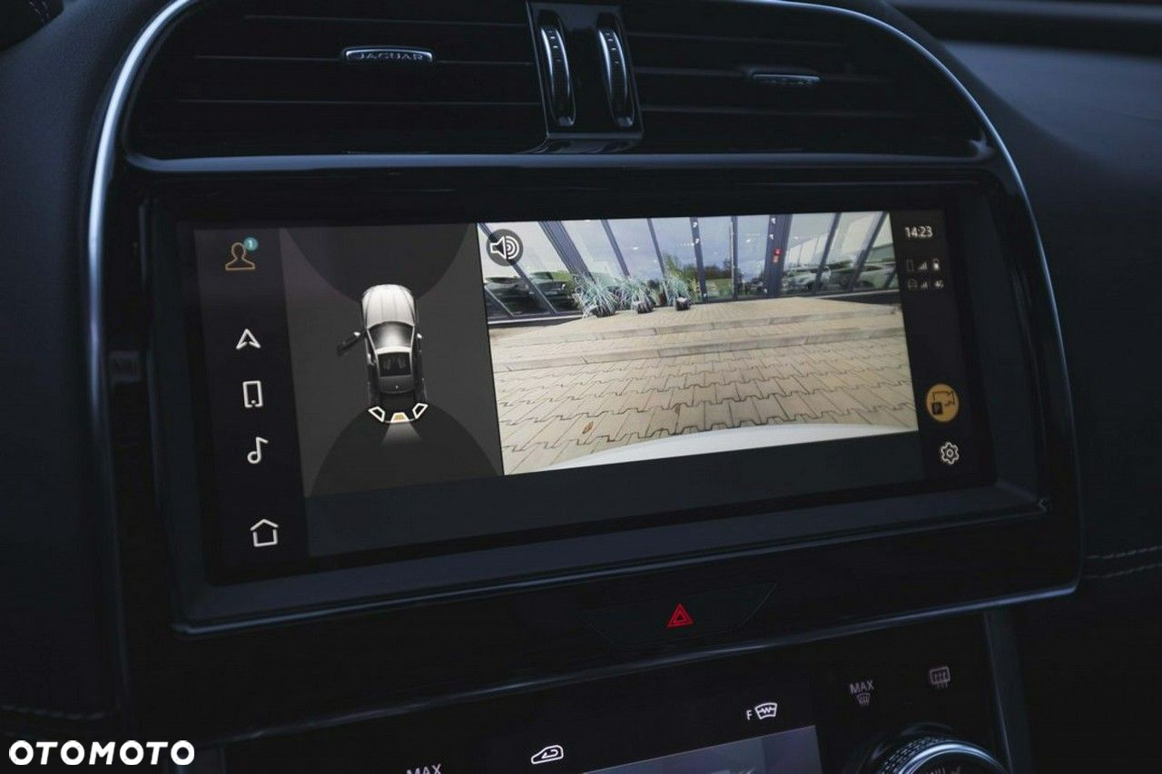 Jaguar XE - 21