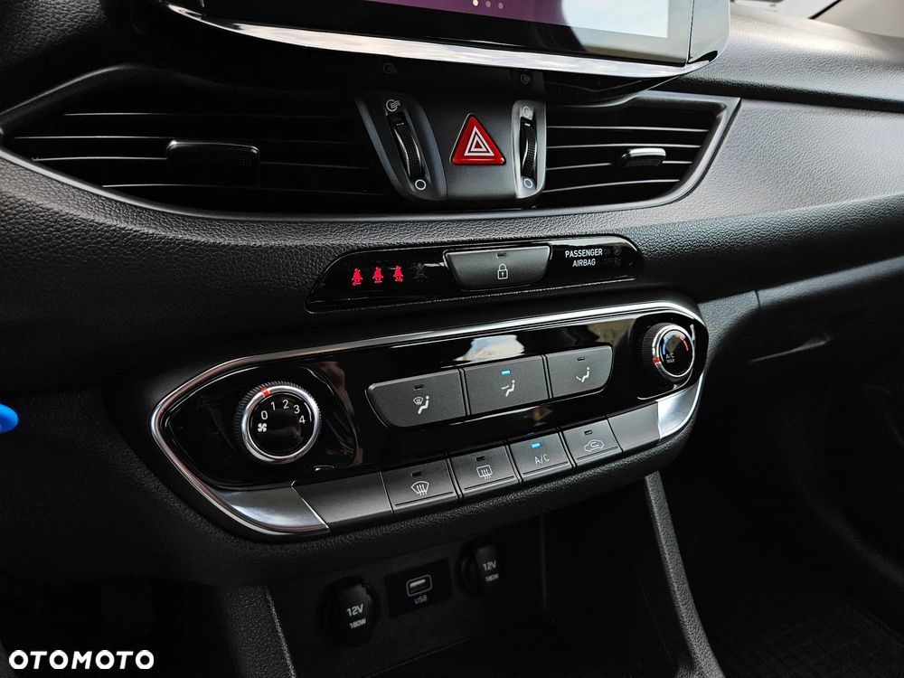 Hyundai i30 1.5 DPI Classic + - 23