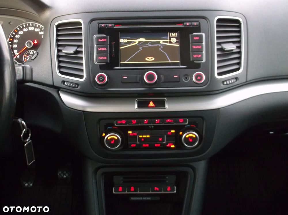 Volkswagen Sharan 2.0 TDI DPF BlueMotion Comfortline - 17