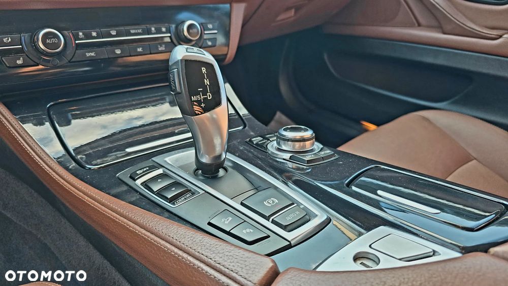 BMW Seria 5 520d xDrive - 11