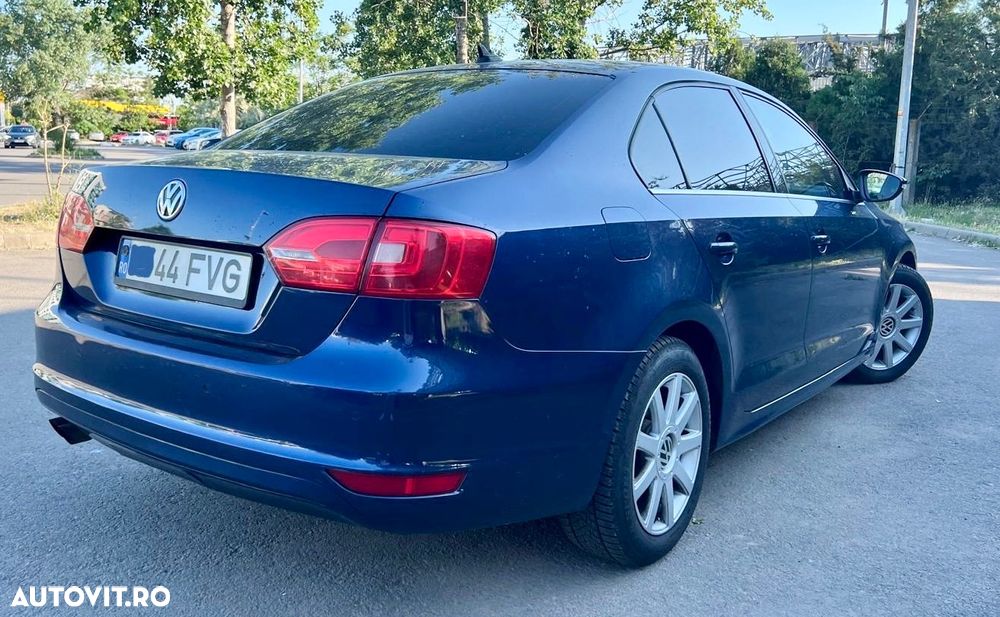 Volkswagen Jetta - 2