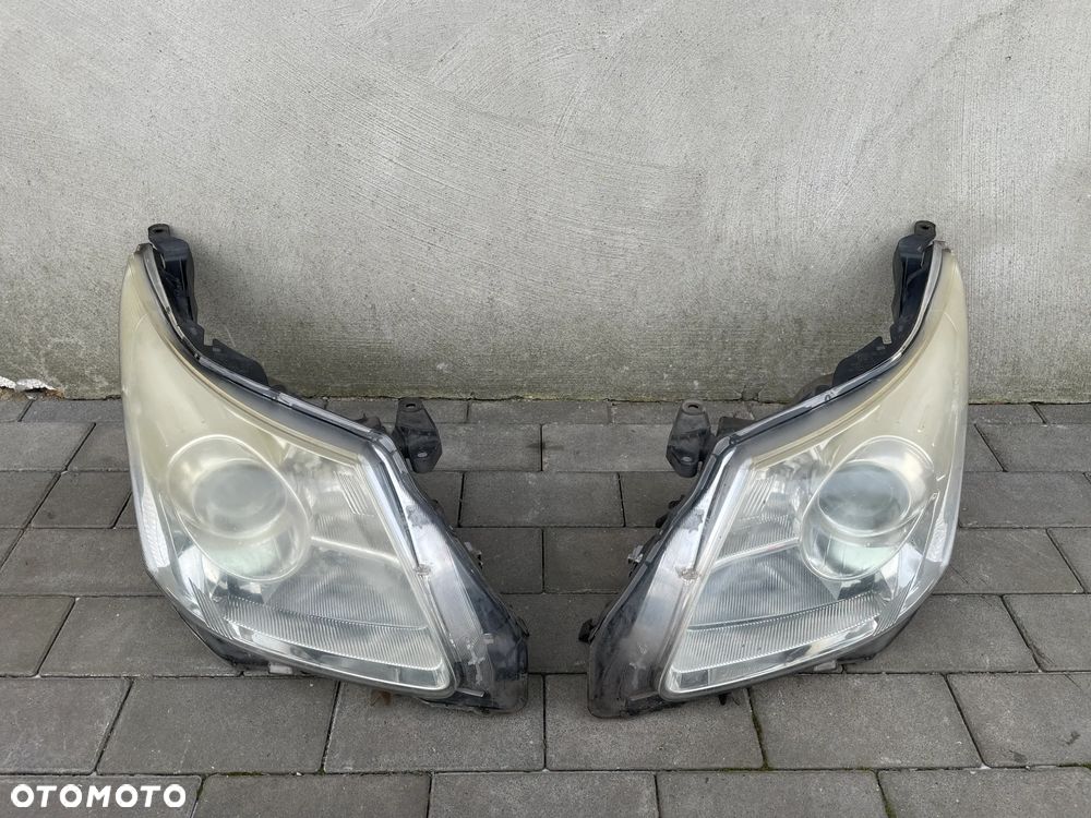 LAMPY PRZEDNIE TOYOTA AVENSIS T27  2008-2011 - 1