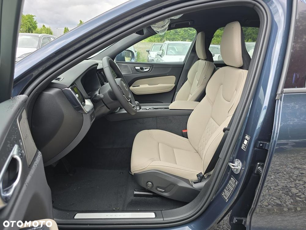 Volvo XC 60 B5 B AWD Plus Bright - 11