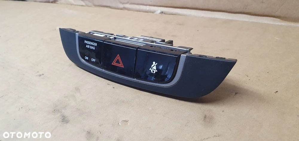 Przełącznik włącznik świateł awaryjnych Hyundai IX35 84740-2S350 - 2