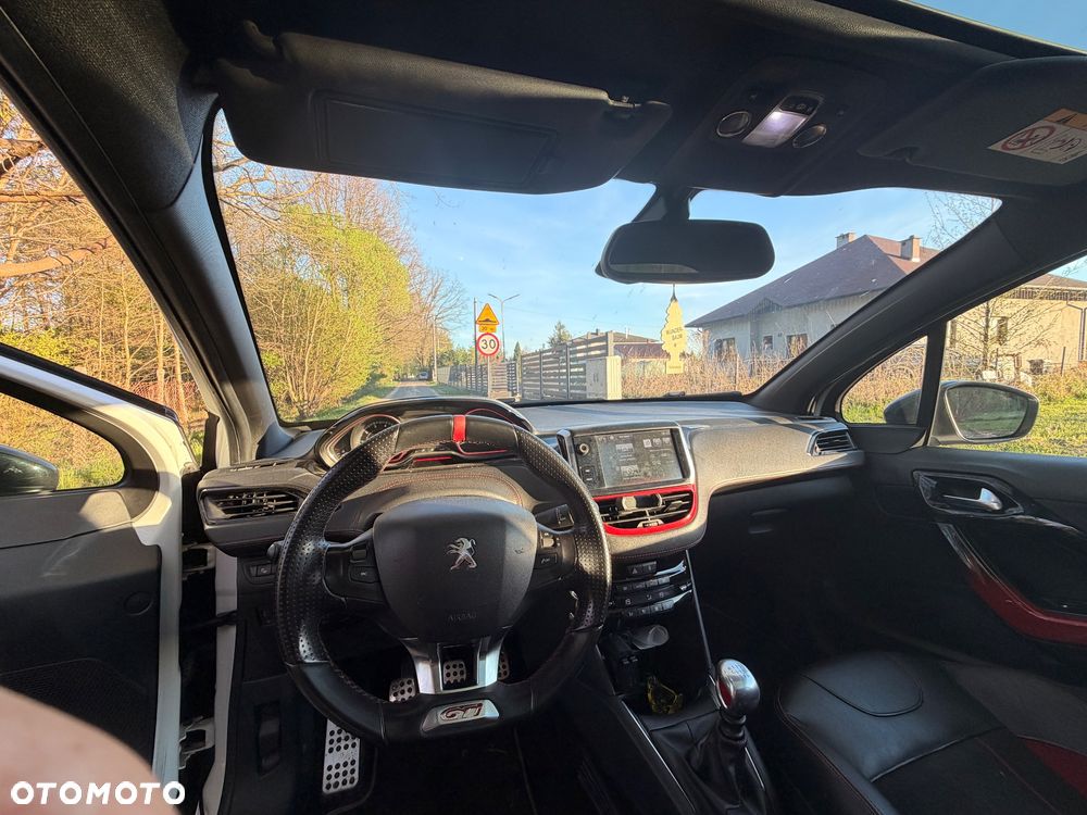 Peugeot 208 GTI 200 THP - 11