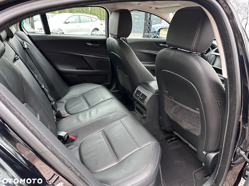 Jaguar XE 20d Prestige - 29