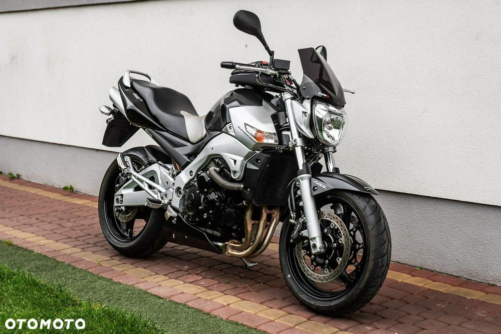 Suzuki GSR - 1