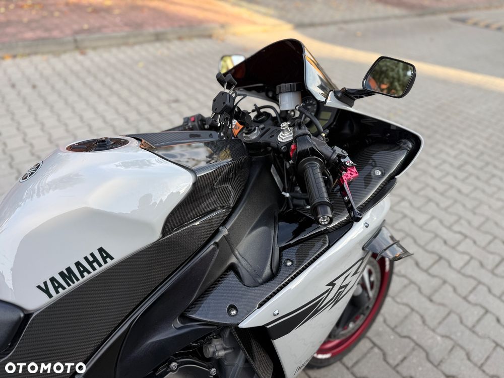 Yamaha R1 - 12