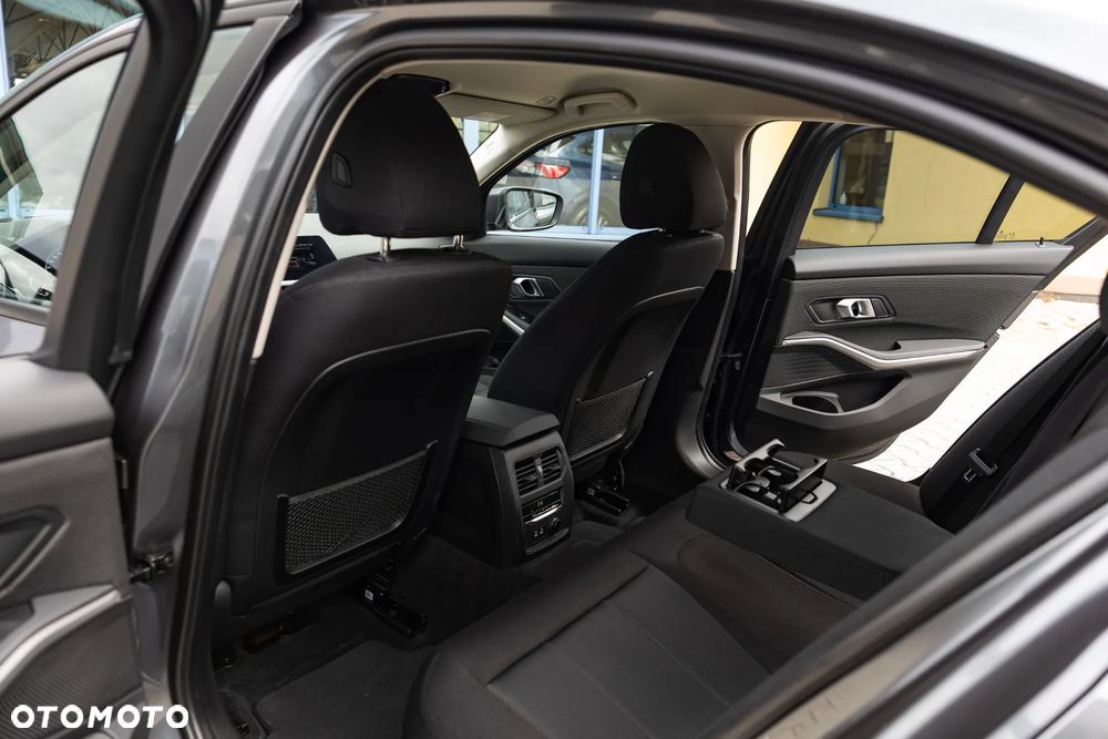 BMW Seria 3 320i - 28