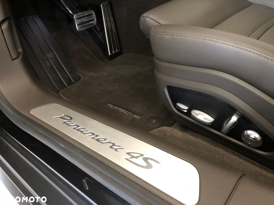 Porsche Panamera 4S - 31