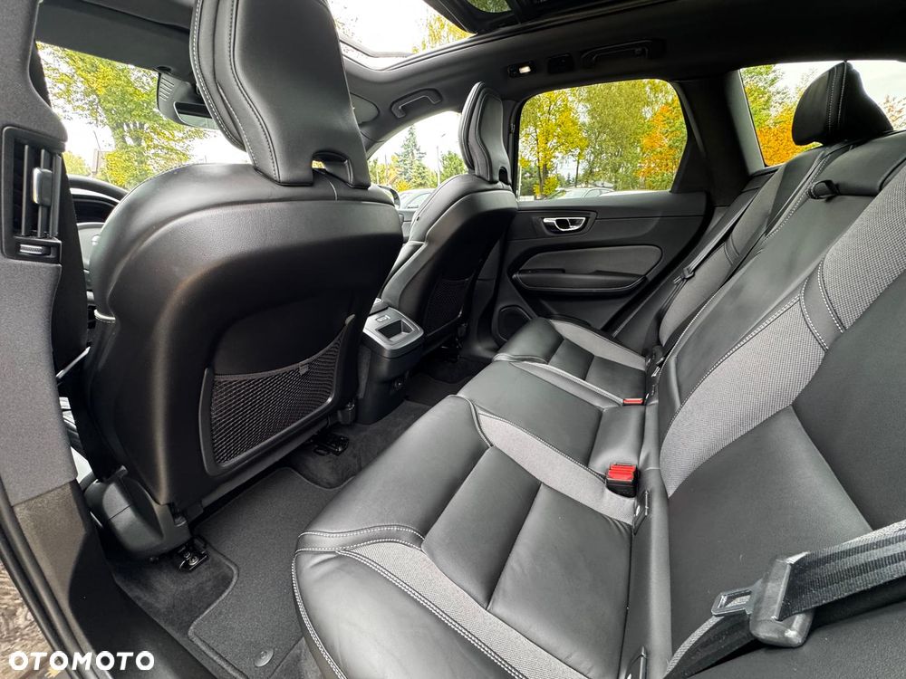 Volvo XC 60 B4 D AWD Plus Dark - 30