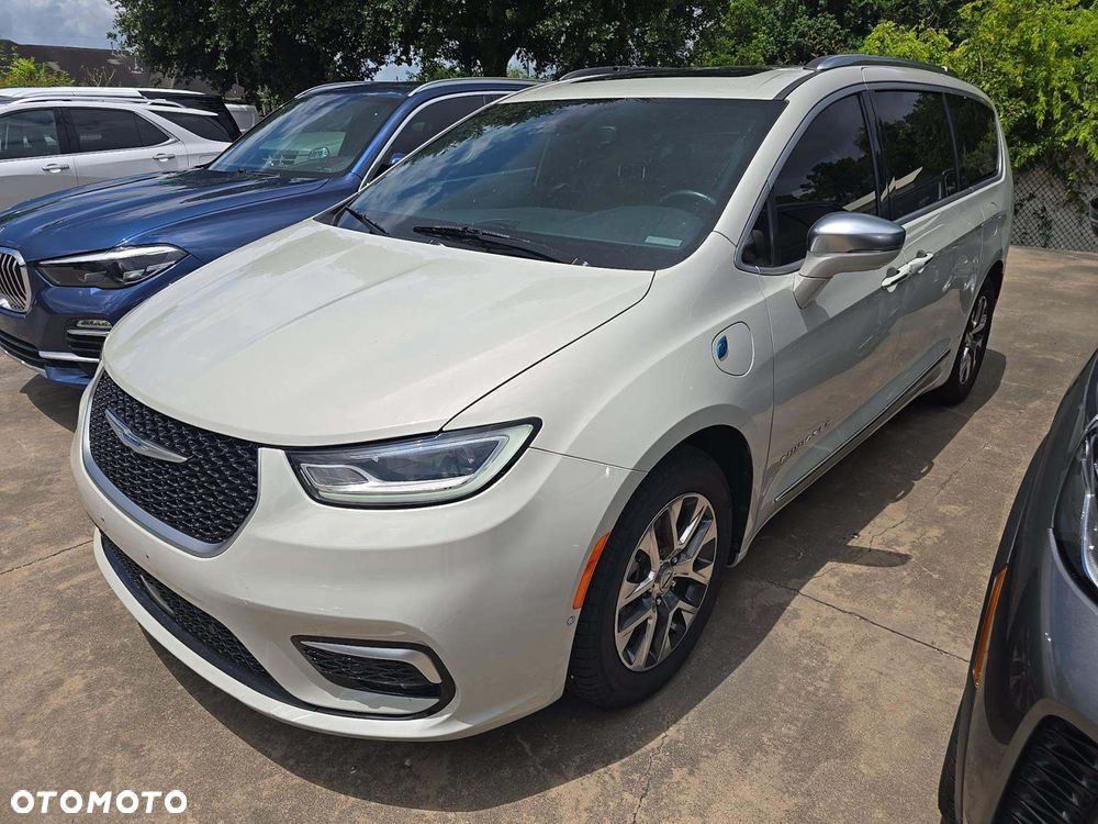 Chrysler Pacifica - 1