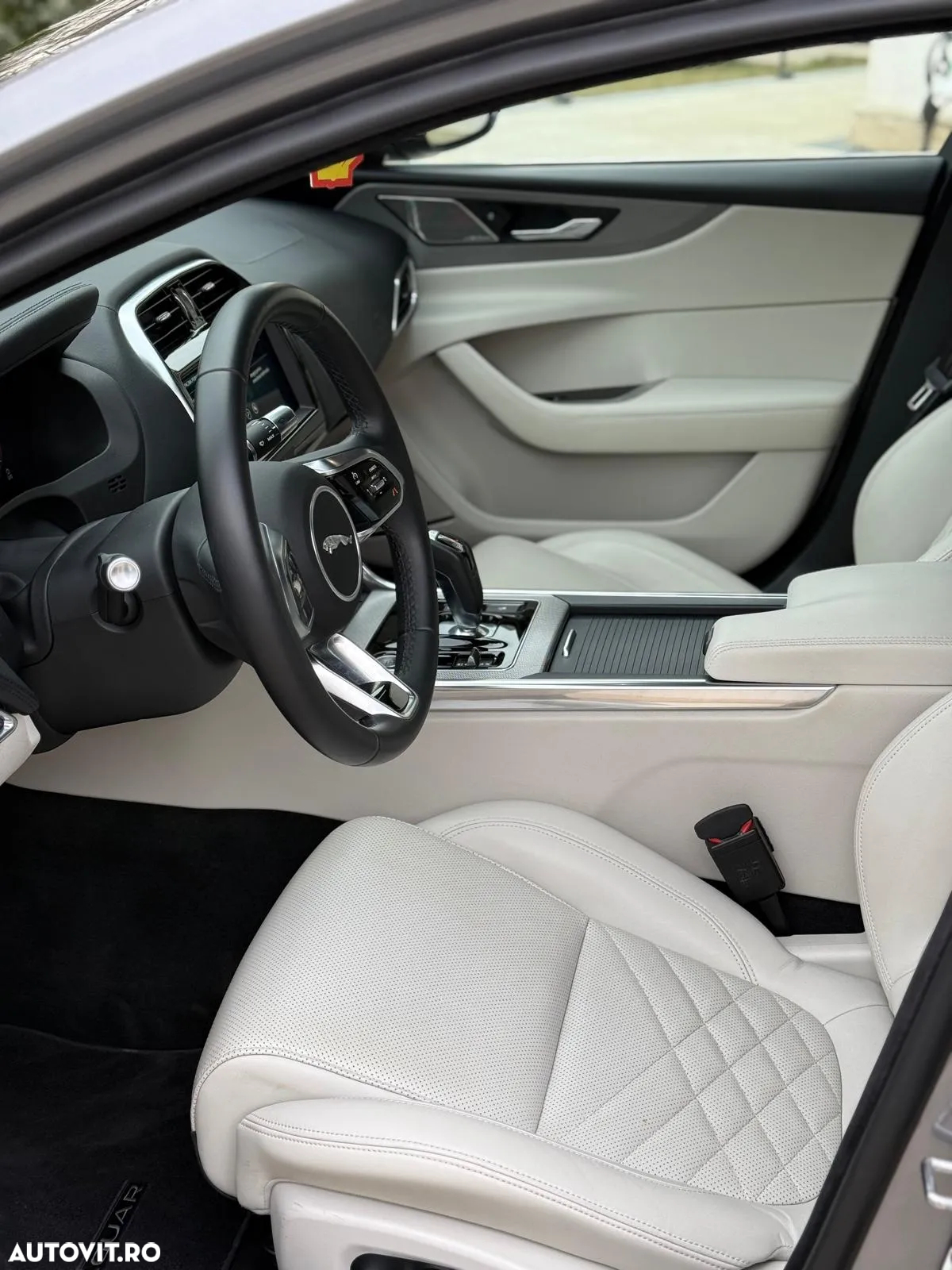 Jaguar XE - 5