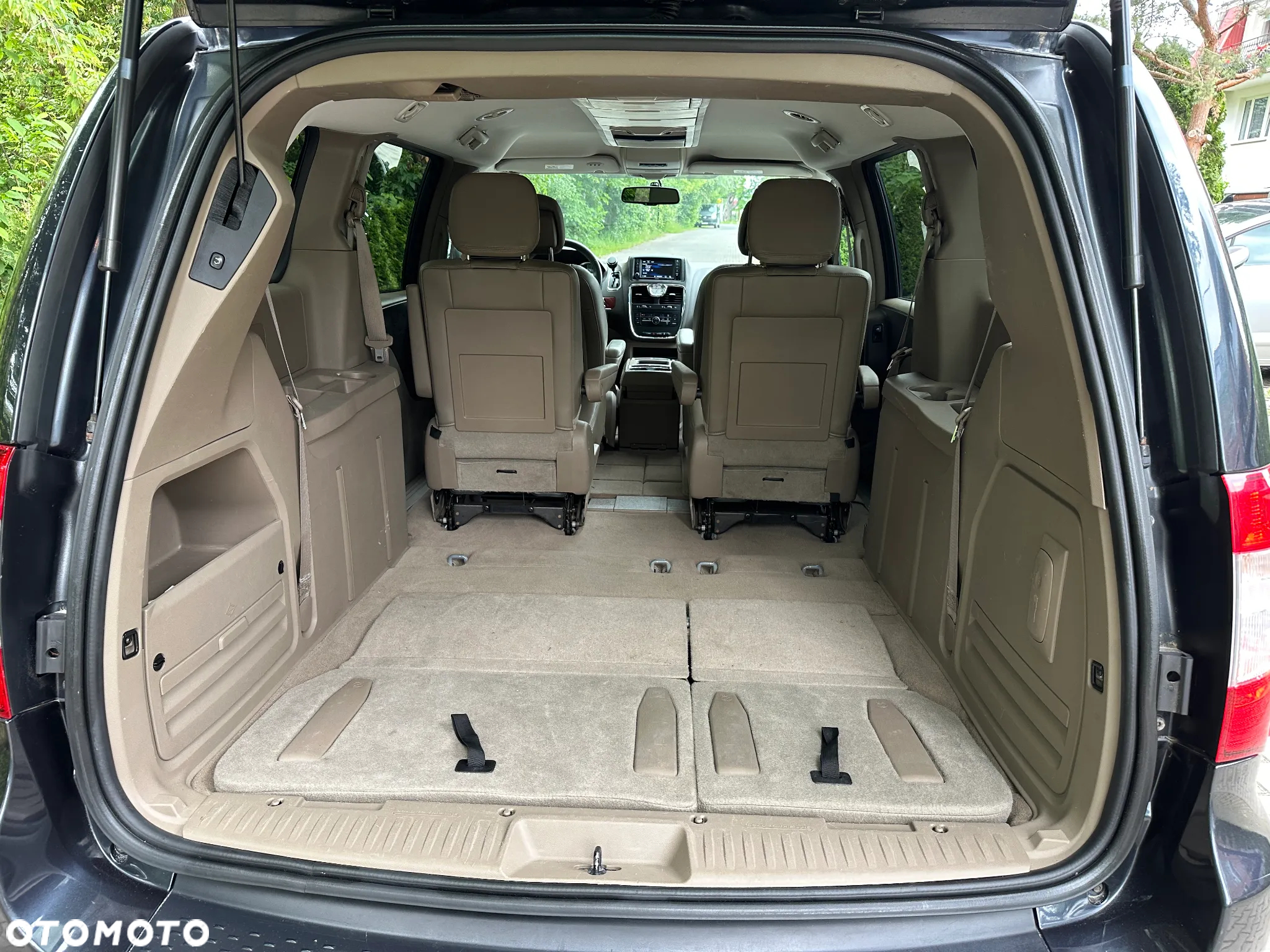 Chrysler Town & Country - 37