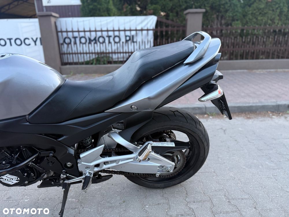 Suzuki GSR - 21