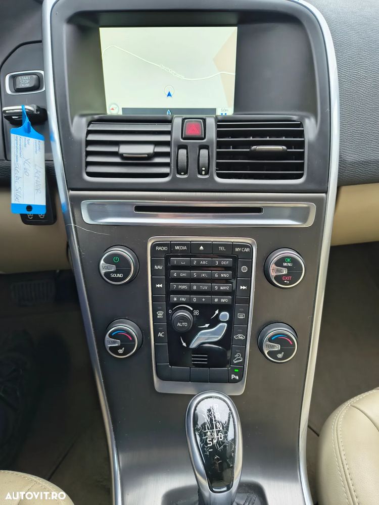 Volvo XC 60 D4 AWD Geartronic Momentum - 8