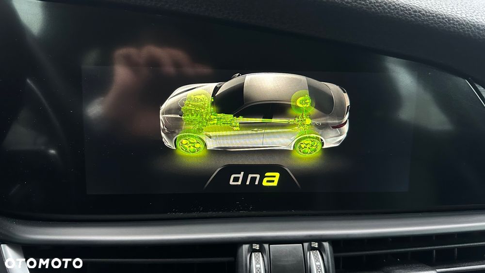 Alfa Romeo Giulia 2.0 Turbo 16V AT8-Q4 Ti - 23