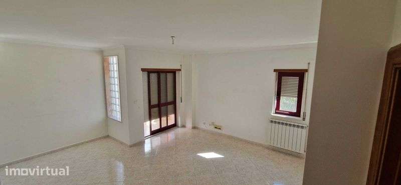 Apartamento T2 na Rua Carlos Reis, Bairro da Carochia, Ramada Odivelas - Grande imagem: 4/8