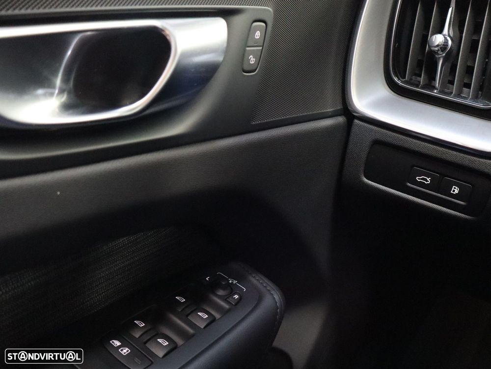 Volvo XC 60 2.0 T6 PHEV Core AWD - 17