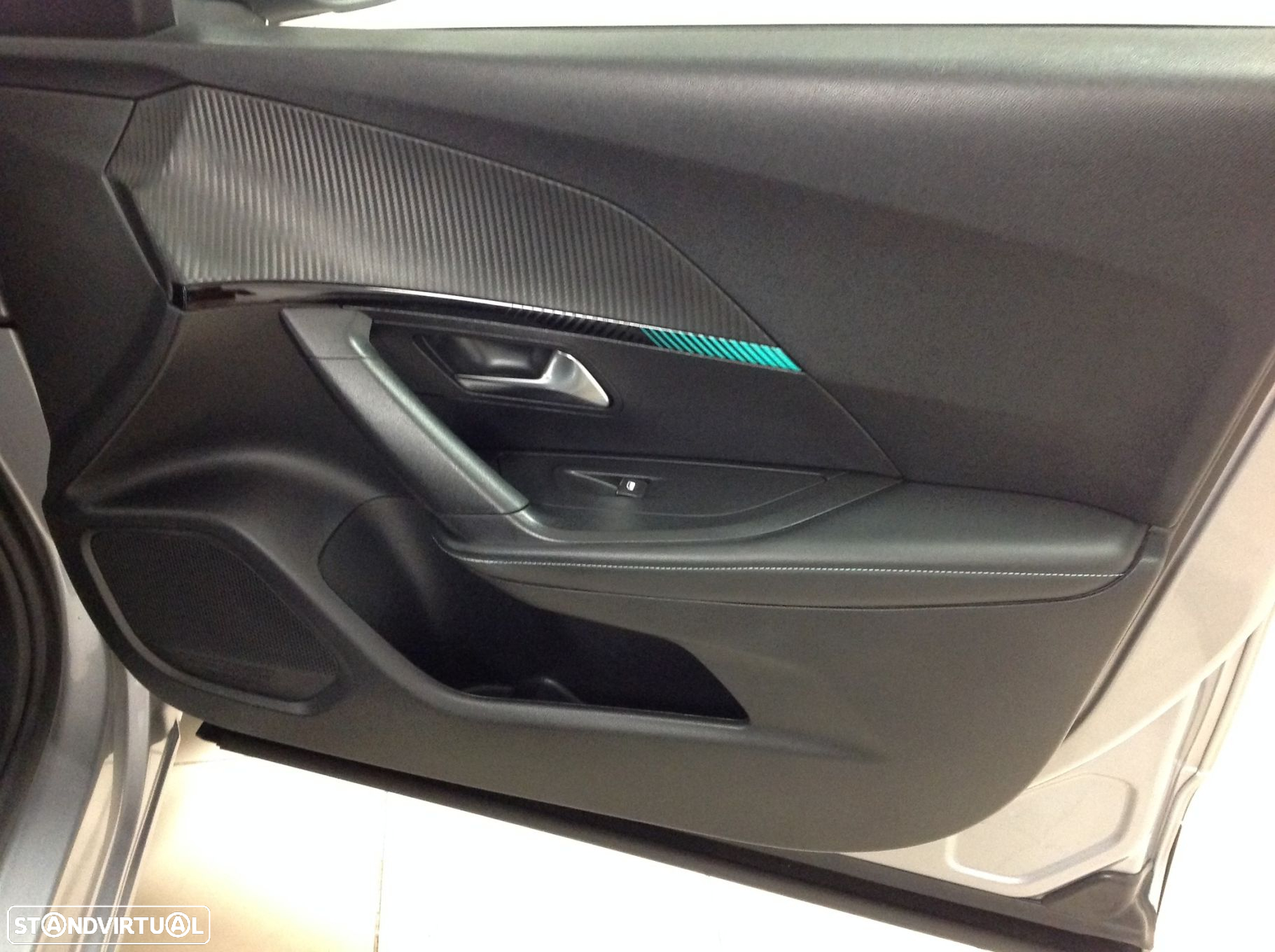Peugeot 2008 1.2 PureTech Allure EAT8 - 42