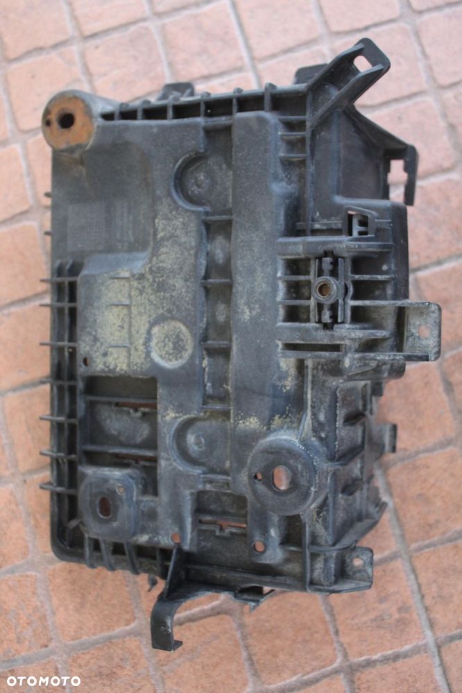 PODSTAWA AKUMULATORA OPEL CORSA D 1.0 13235642 - 4