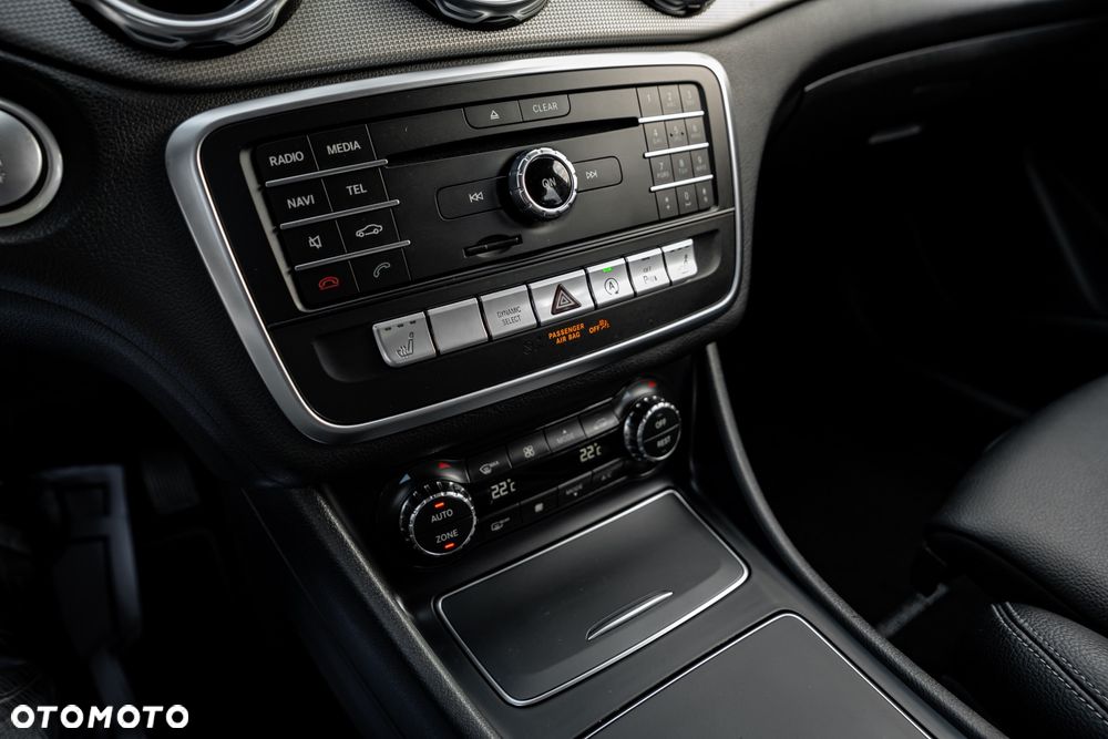 Mercedes-Benz GLA 200 7G-DCT - 36