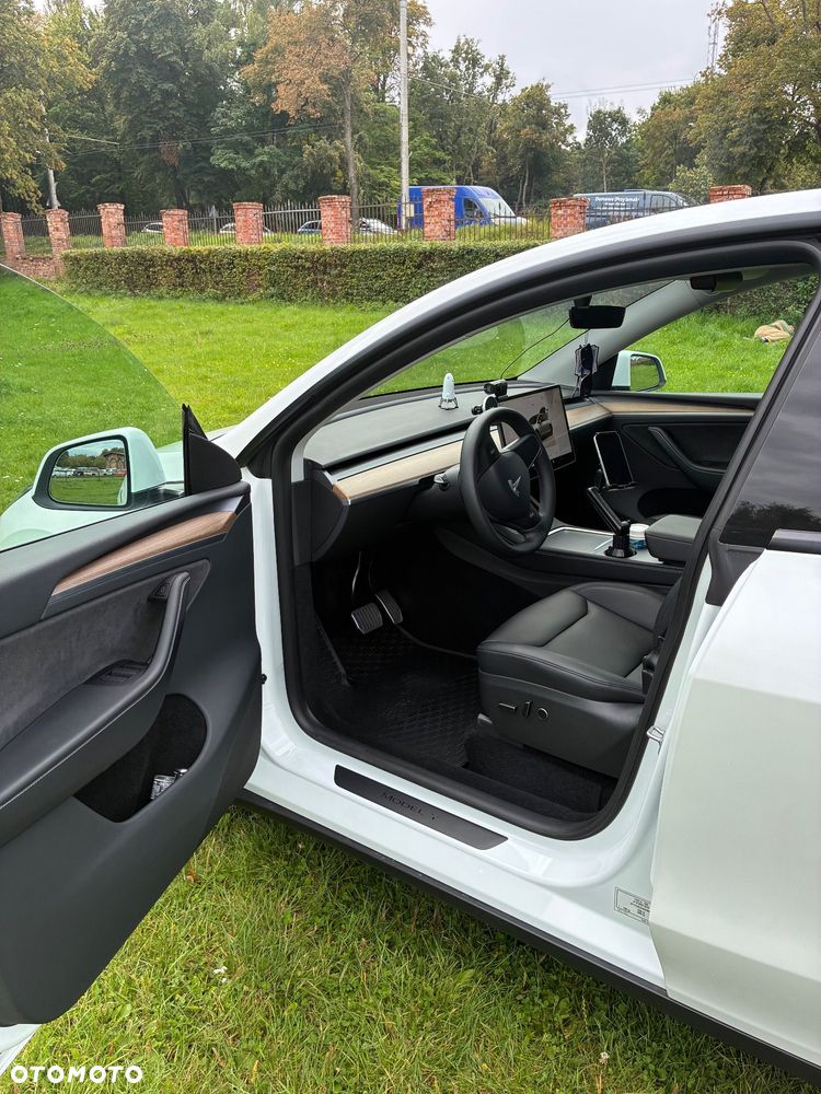 Tesla Model Y - 10