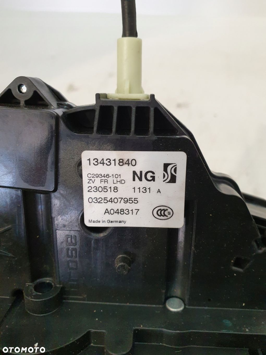 ZAMEK DRZWI PRAWY PRZÓD 13431840 OPEL CORSA E 18R 1.2B - 7