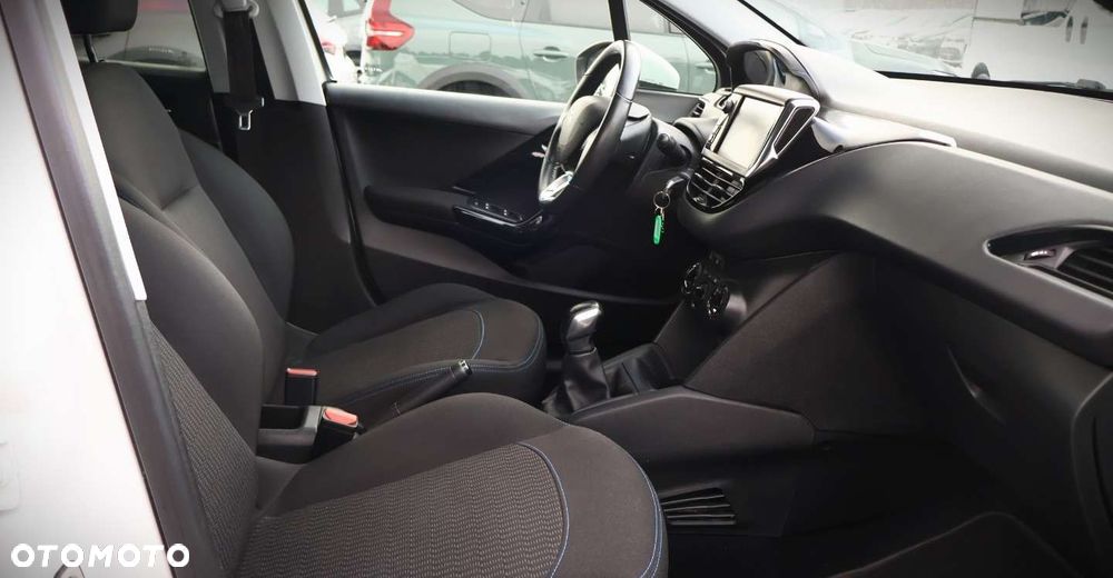 Peugeot 208 - 14