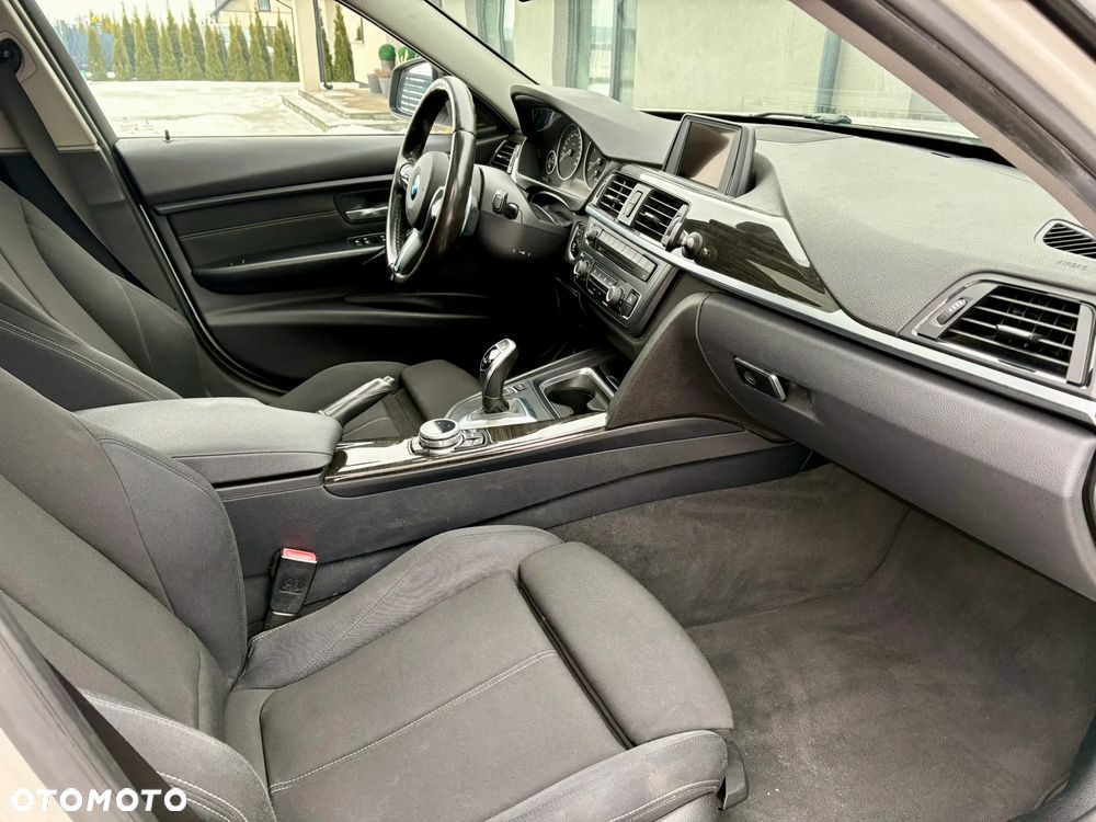 BMW Seria 3 335d xDrive Sport-Aut Sport Line - 17