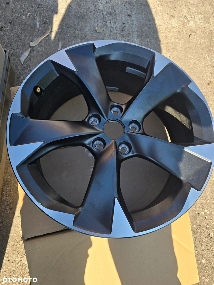 Felga 18 cali 5FA 601 025H - 2