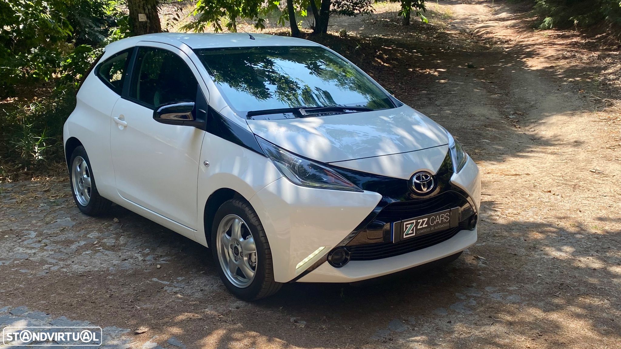 Toyota Aygo 1.0 X-Play Plus - 1