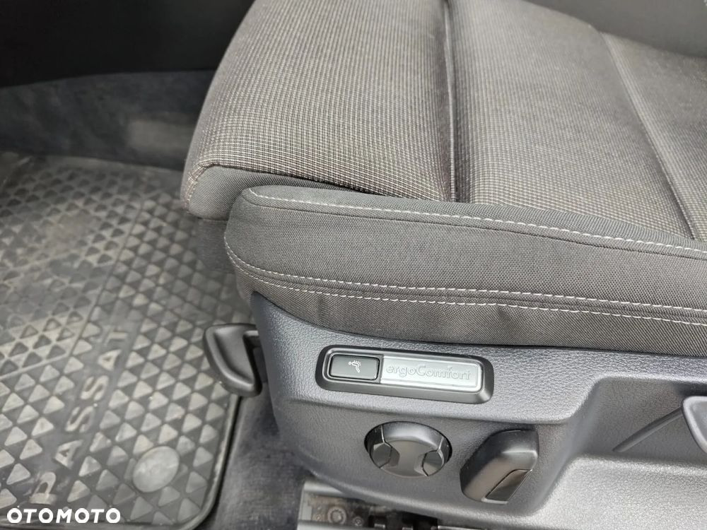 Volkswagen Passat Variant 2.0 TDI SCR DSG Highline - 29