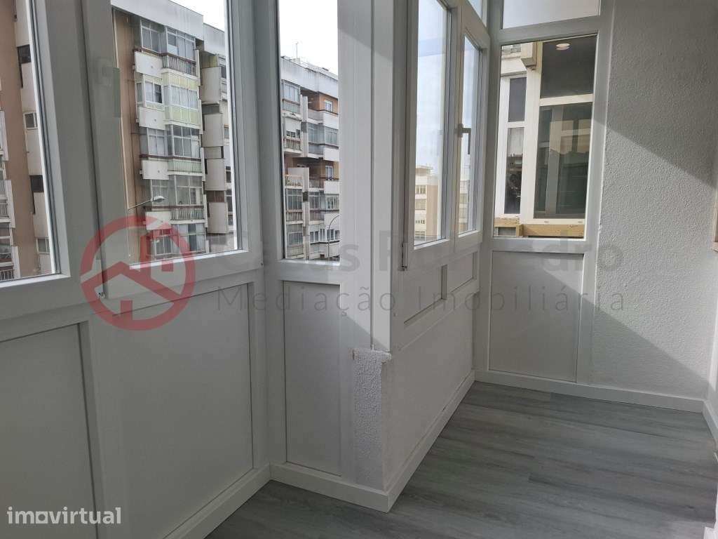 Apartamento T2 totalmente remodelado perto do Parque dos Poetas em ... - Grande imagem: 4/33
