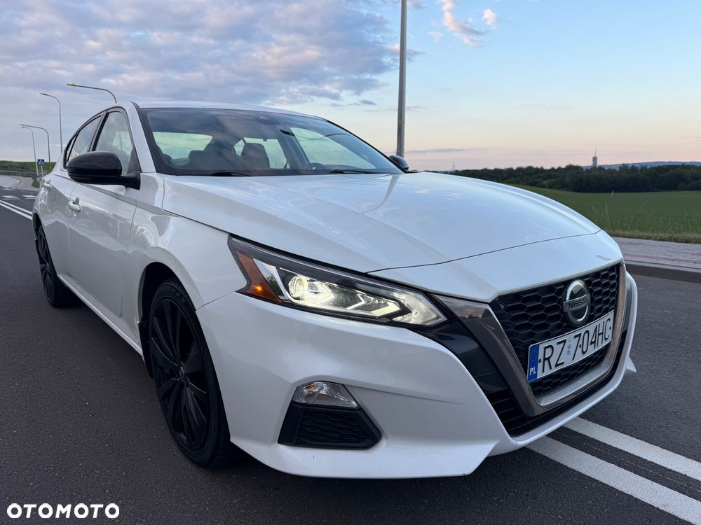 Nissan Altima - 1