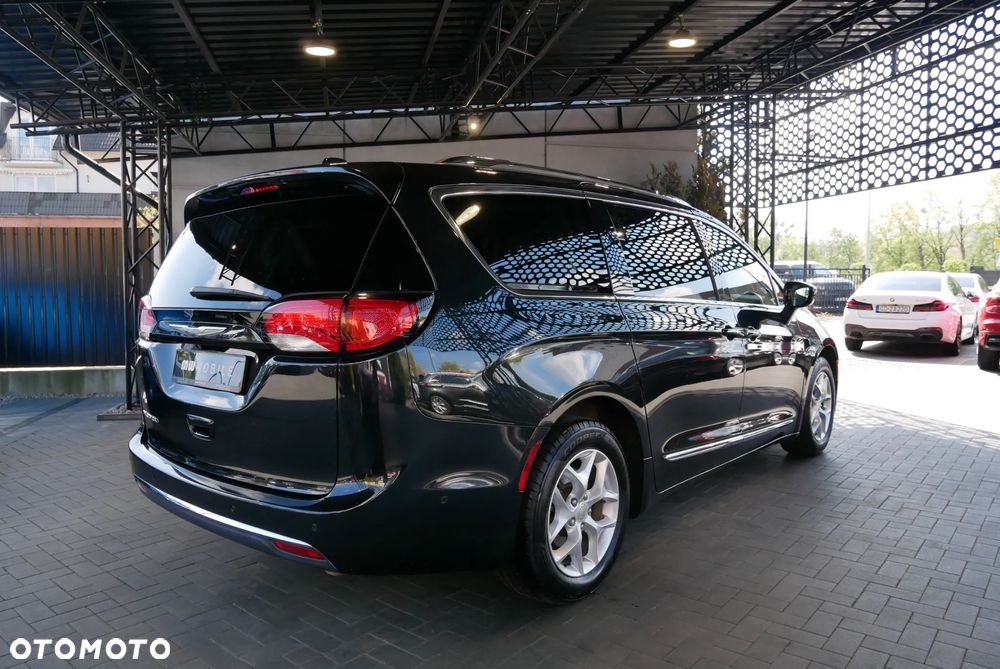 Chrysler Pacifica - 4