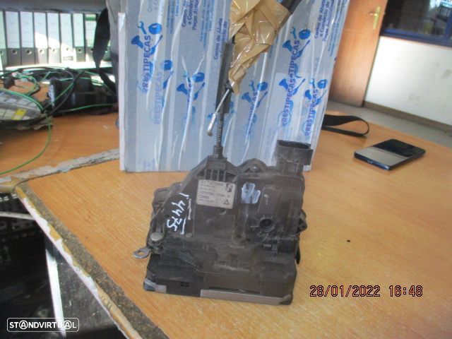 Fecho 51797569 FIAT GRANDE PUNTO 3 2008 1.3JTD 75CV 5P CINZENTO TE 6 PINOS  FIAT GRANDE PUNTO 3 2008 1.3JTD 75CV 5P CINZA ESCURO FD 6 PINOS - 1