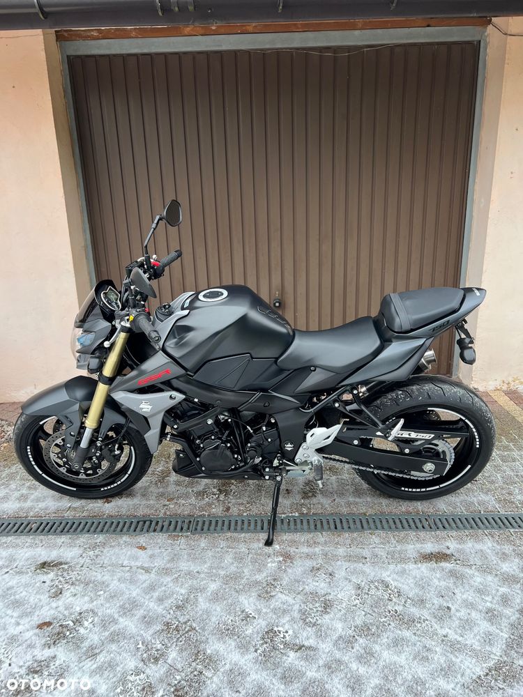 Suzuki GSR - 4