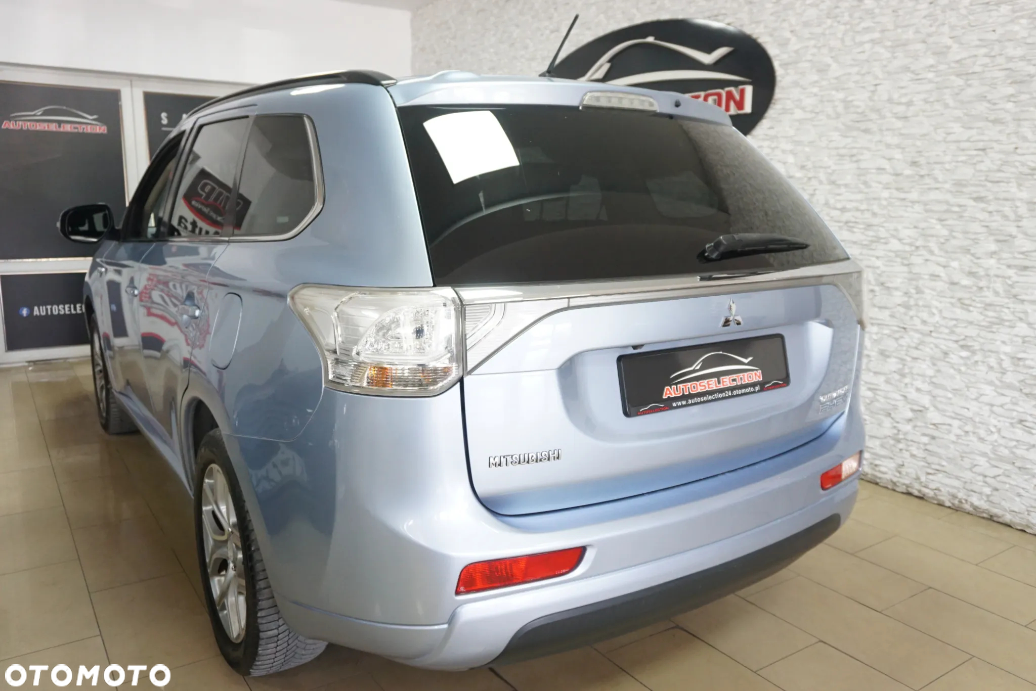 Mitsubishi Outlander 2.0 4WD Plug-In Hybrid Plus - 7