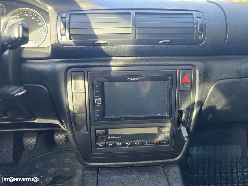 VW Passat 1.9 TDi Highline - 22