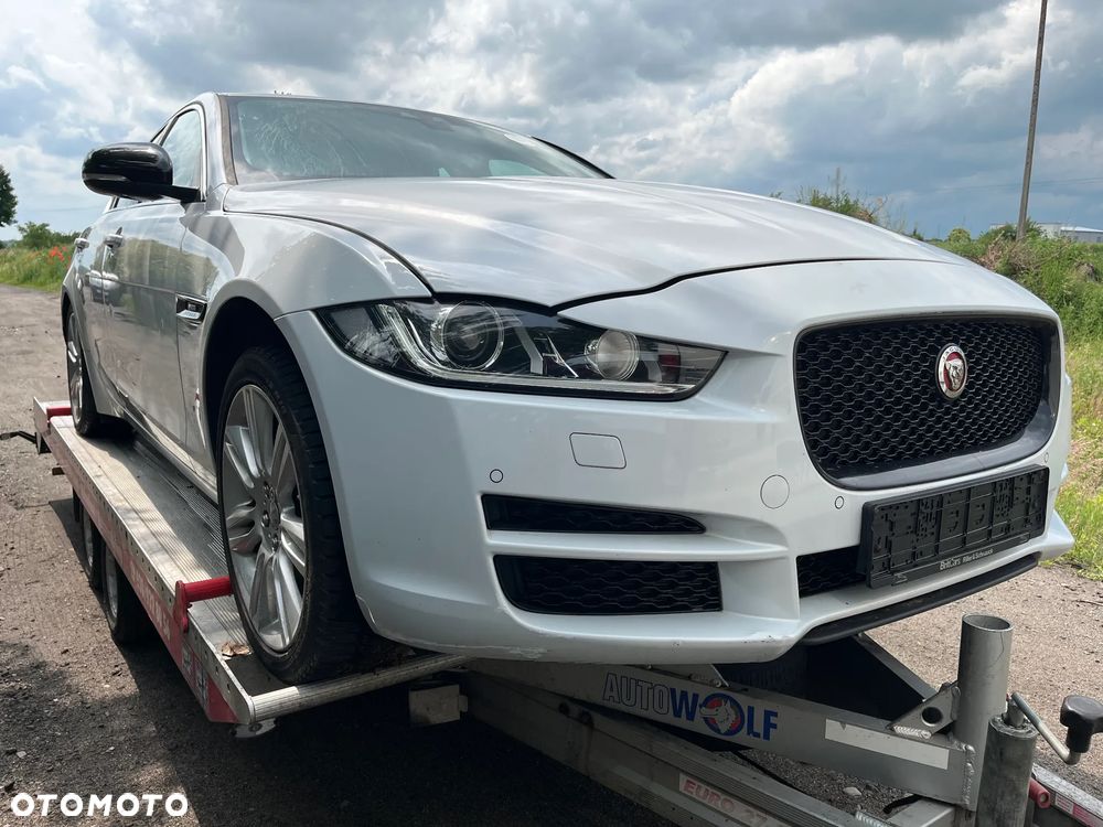 Jaguar XE 2.0 T R-Sport - 6