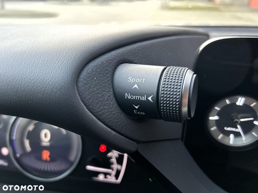 Lexus ES 300h Business Edition - 11