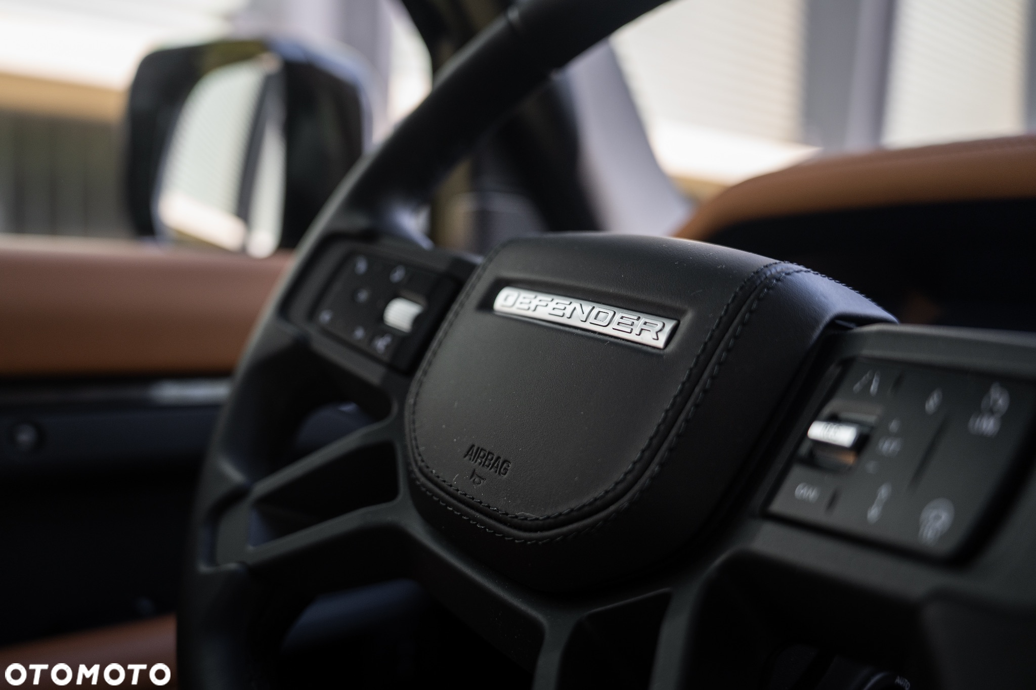 Land Rover Defender - 25