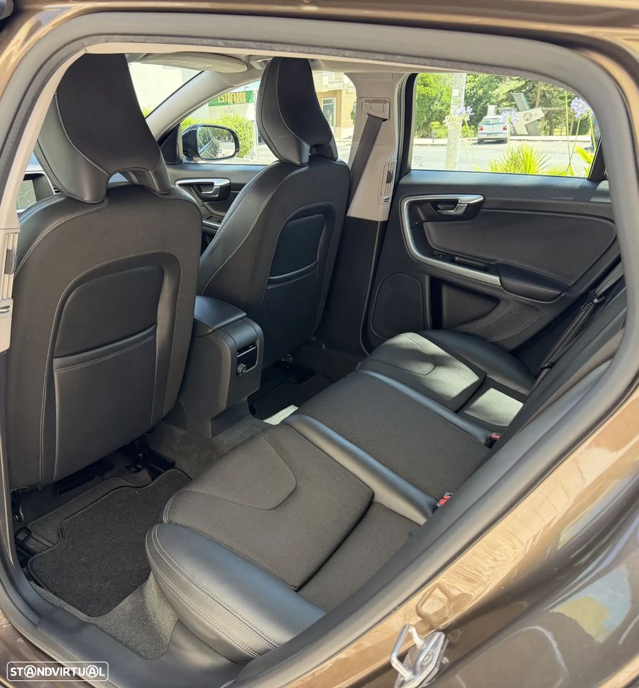 Volvo V60 2.0 D3 Momentum Geartronic - 20