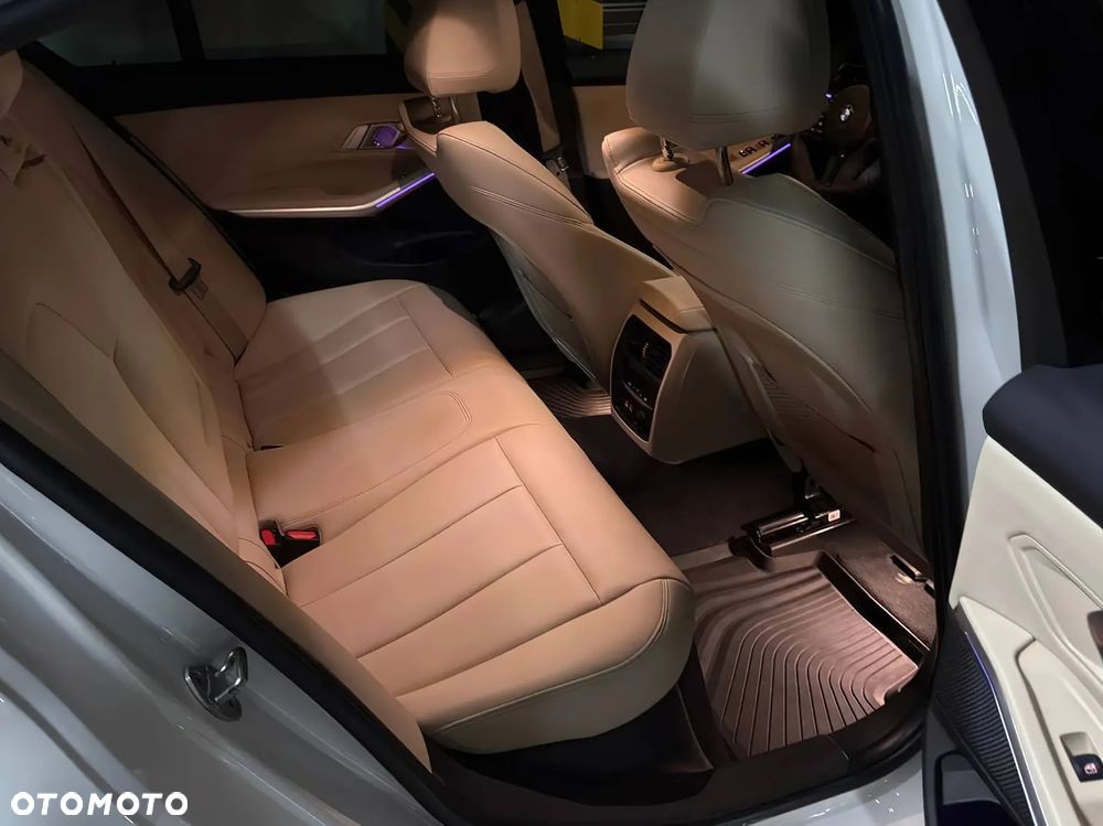 BMW Seria 3 330i xDrive - 7
