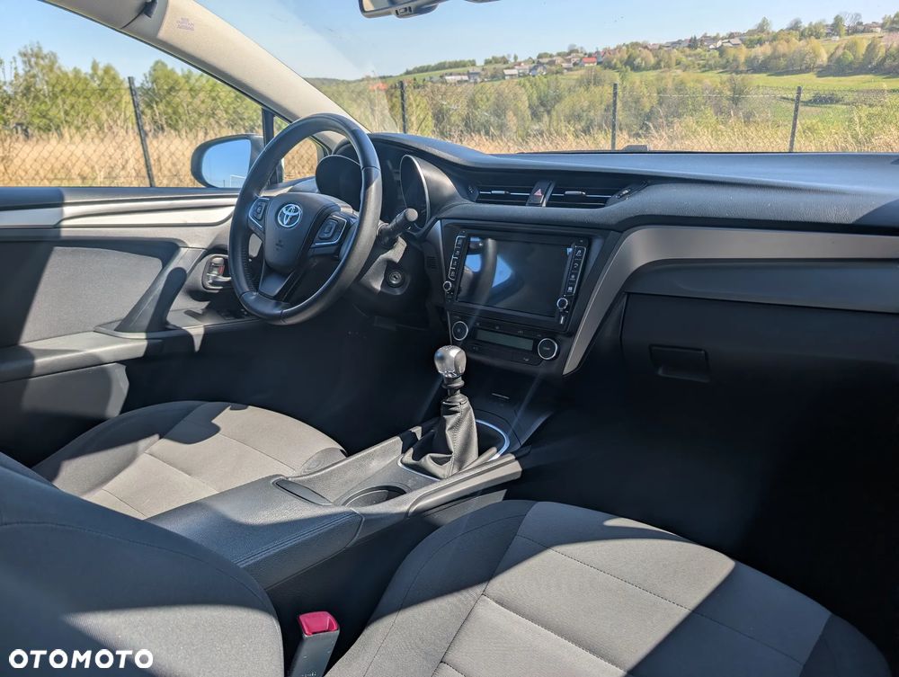 Toyota Avensis 1.8 Premium - 12
